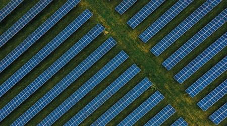 田地里一排排的太阳能电池板